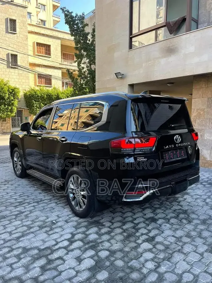 Toyota Land Cruiser LC300 2022 Black
