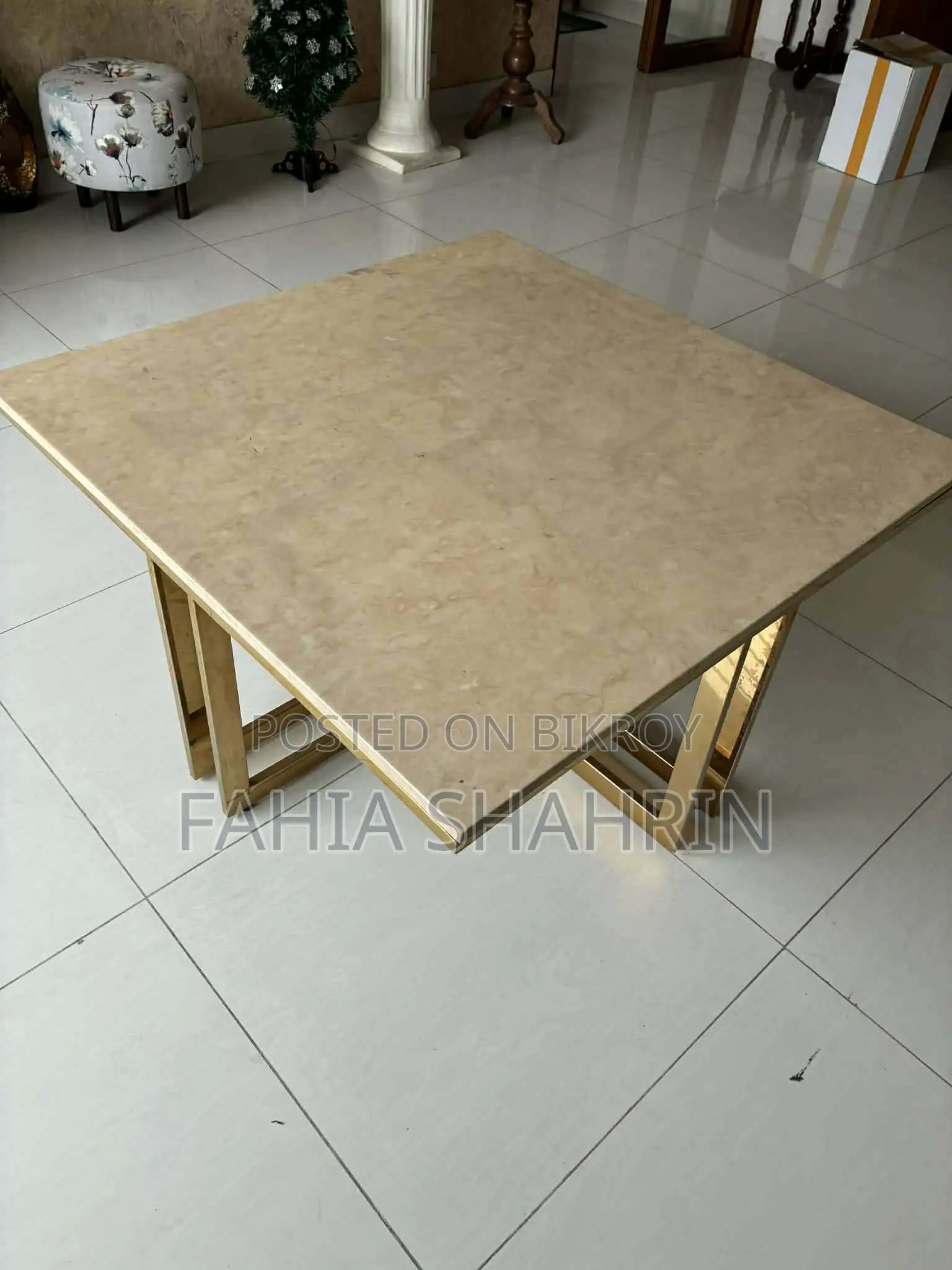 ড্রয়িং রুম বা লিভিং স্পেস টেবিল