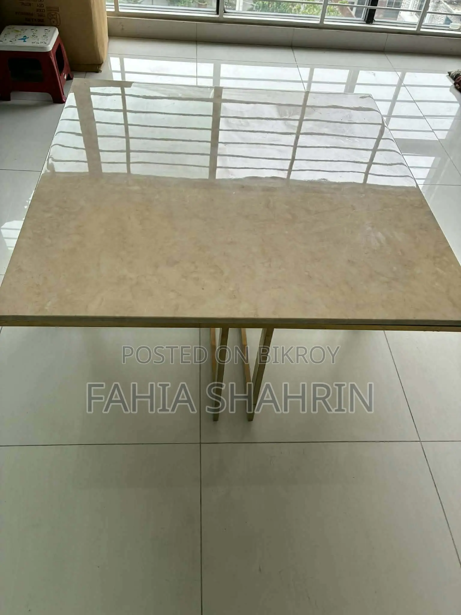 ড্রয়িং রুম বা লিভিং স্পেস টেবিল