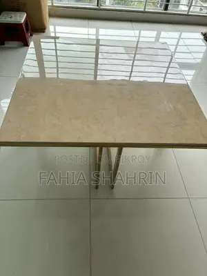 ড্রয়িং রুম বা লিভিং স্পেস টেবিল