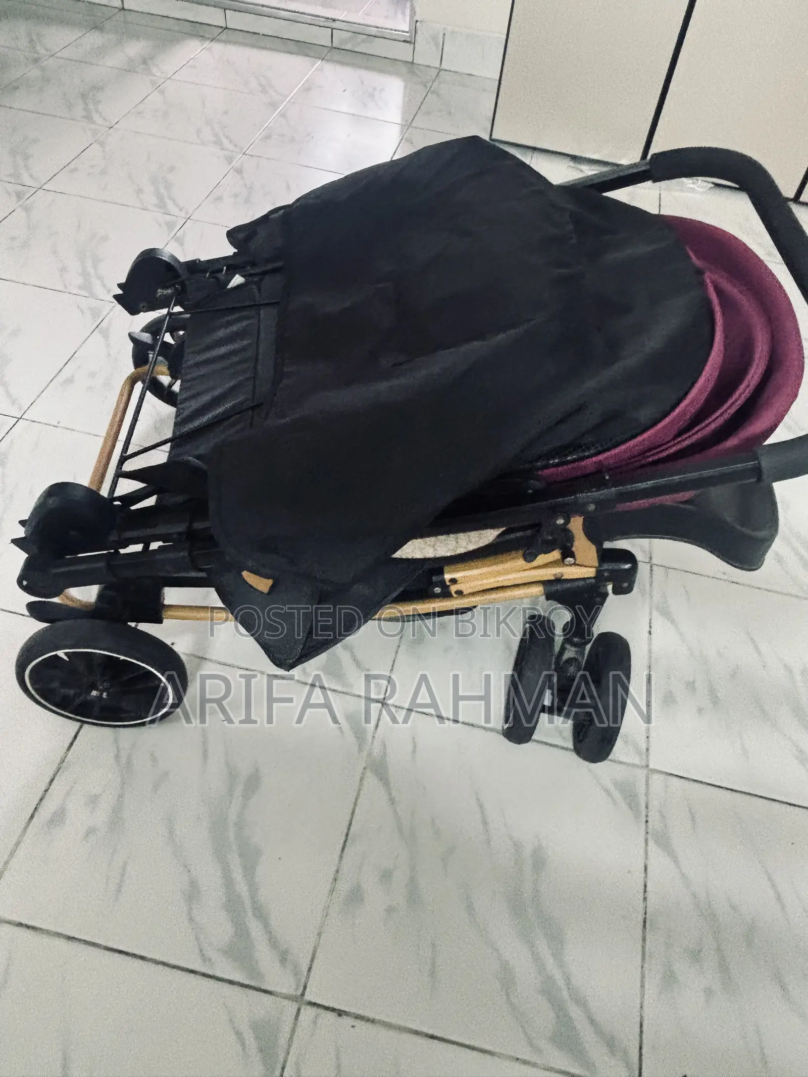 এটি একটি বেবি স্ট্রোলার। ভালো মানের এবং ফ্রেশ