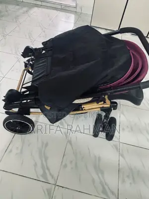 এটি একটি বেবি স্ট্রোলার। ভালো মানের এবং ফ্রেশ