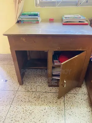 পড়ার টেবিল বাচ্চা বড় সবার জন্য