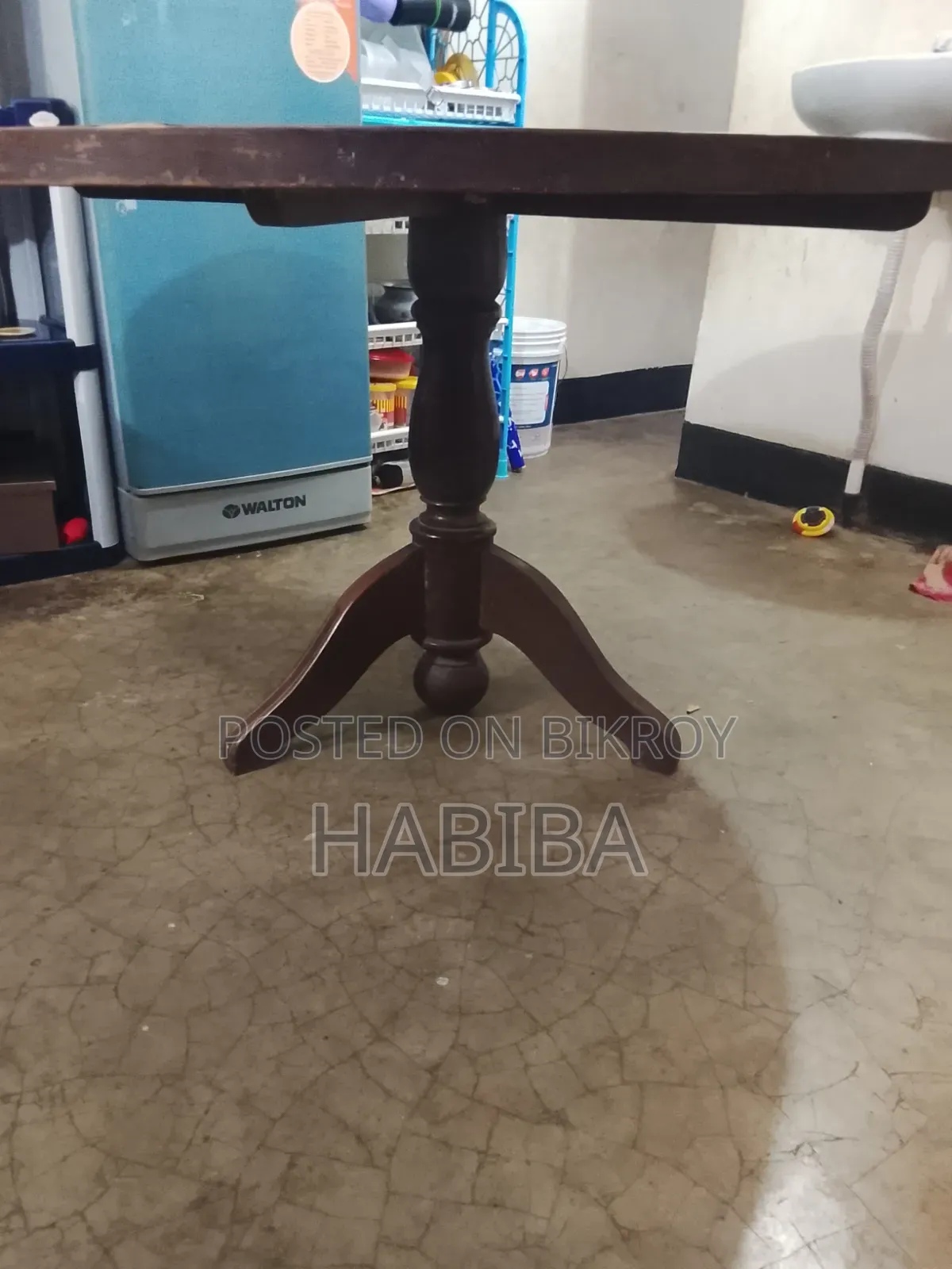 ডাইনিং টেবিল
