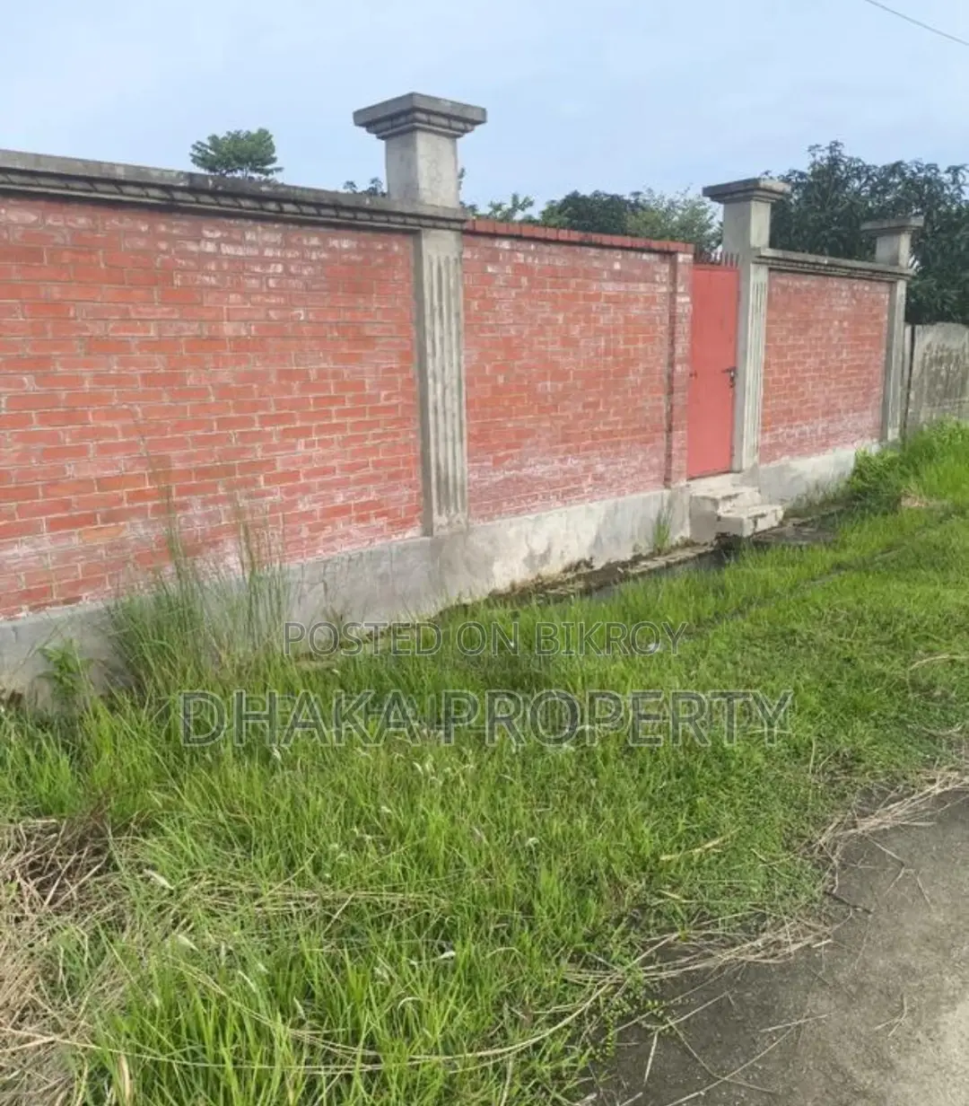 সেক্টর-৯ এ ১০০ ফুট ৭.৫ কাঠা কমার্শিয়াল উত্তরমুখী