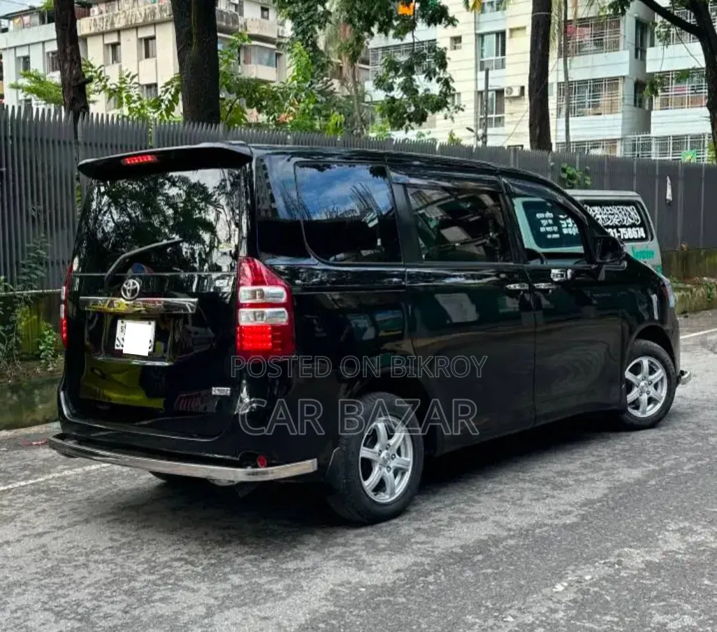 Toyota Noah 2.0 143hp FWD (8 Seater) 2013 Black