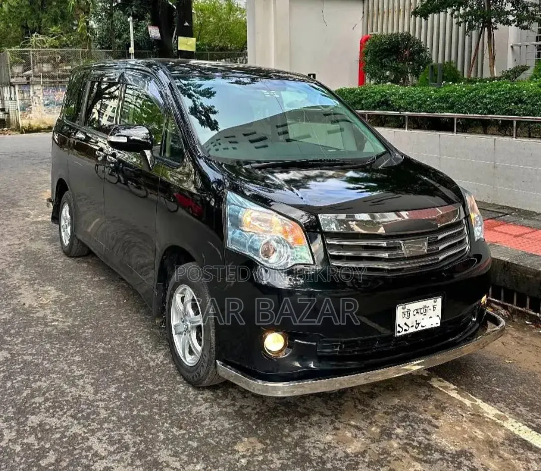 Toyota Noah 2.0 143hp FWD (8 Seater) 2013 Black
