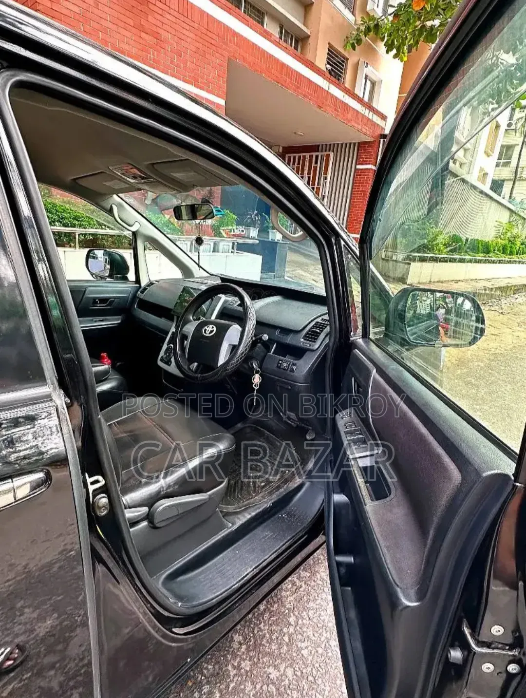 Toyota Noah 2.0 143hp FWD (8 Seater) 2013 Black
