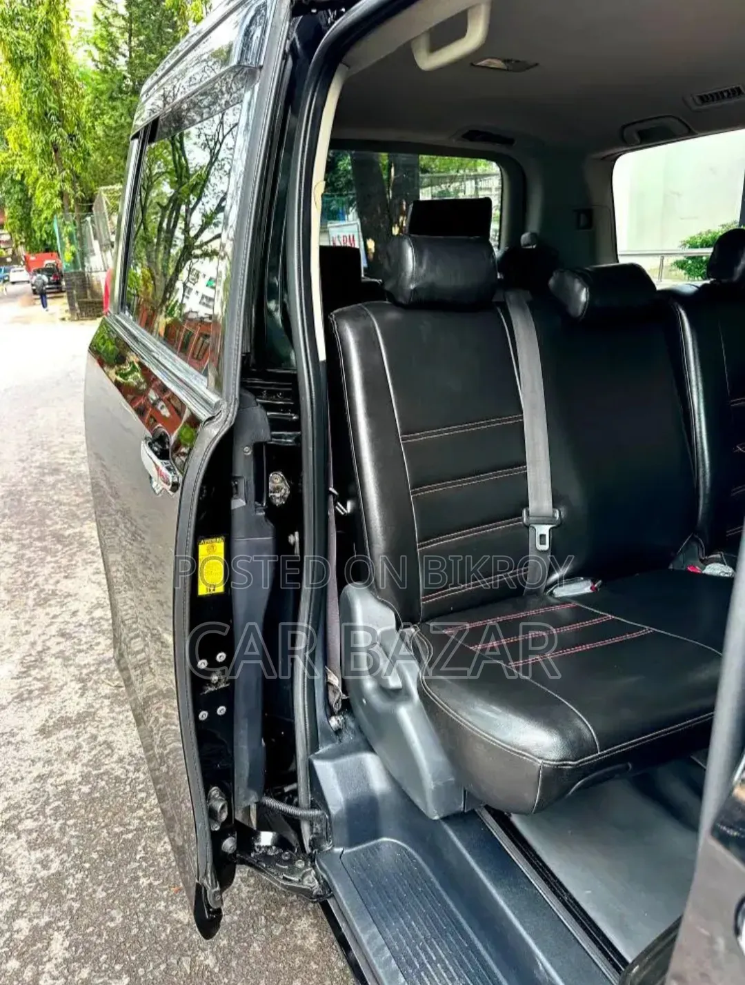 Toyota Noah 2.0 143hp FWD (8 Seater) 2013 Black