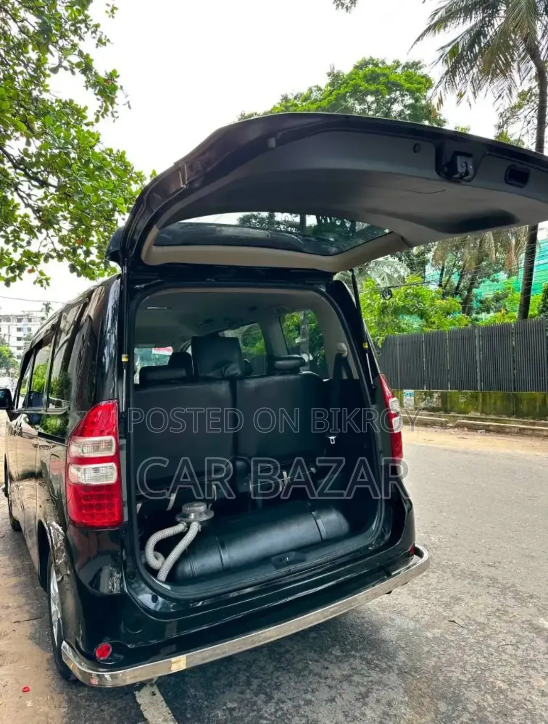 Toyota Noah 2.0 143hp FWD (8 Seater) 2013 Black