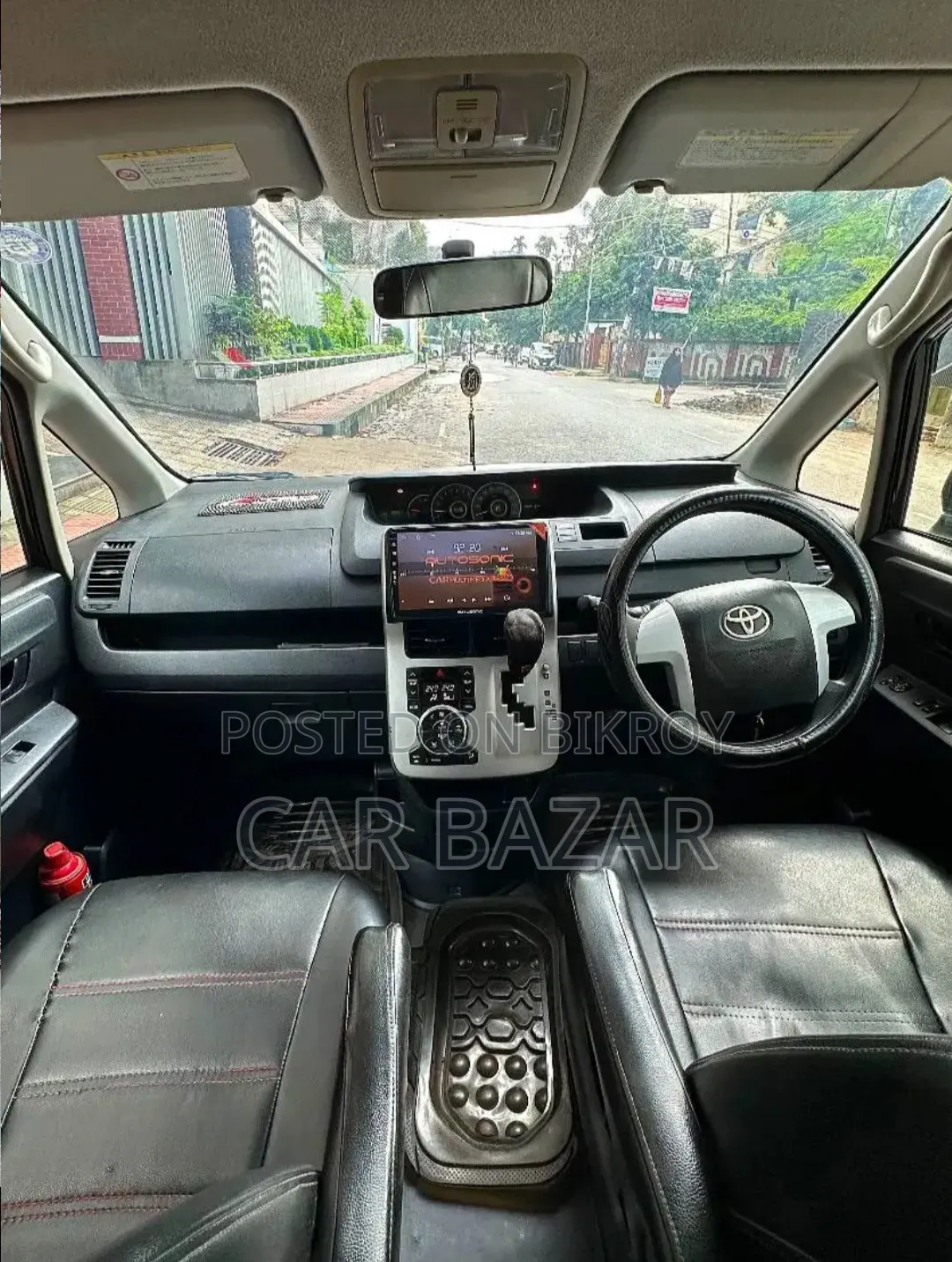 Toyota Noah 2.0 143hp FWD (8 Seater) 2013 Black