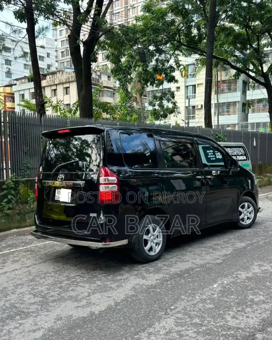 Toyota Noah 2.0 143hp FWD (8 Seater) 2013 Black