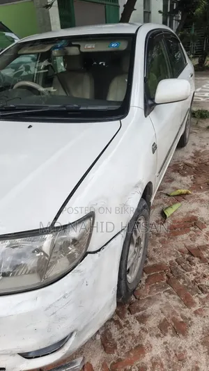 টয়োটা করোল্লা ২০০৪ সাদা