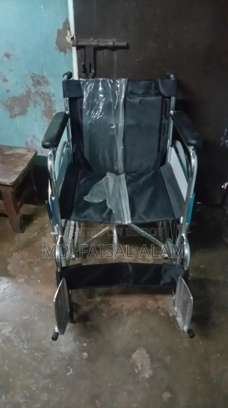 জরুরি ভিত্তিতে প্রায় একদম নতুন হুইলচেয়ার বিক্রি হবে