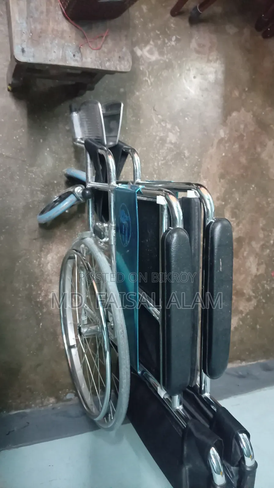 জরুরি ভিত্তিতে প্রায় একদম নতুন হুইলচেয়ার বিক্রি হবে
