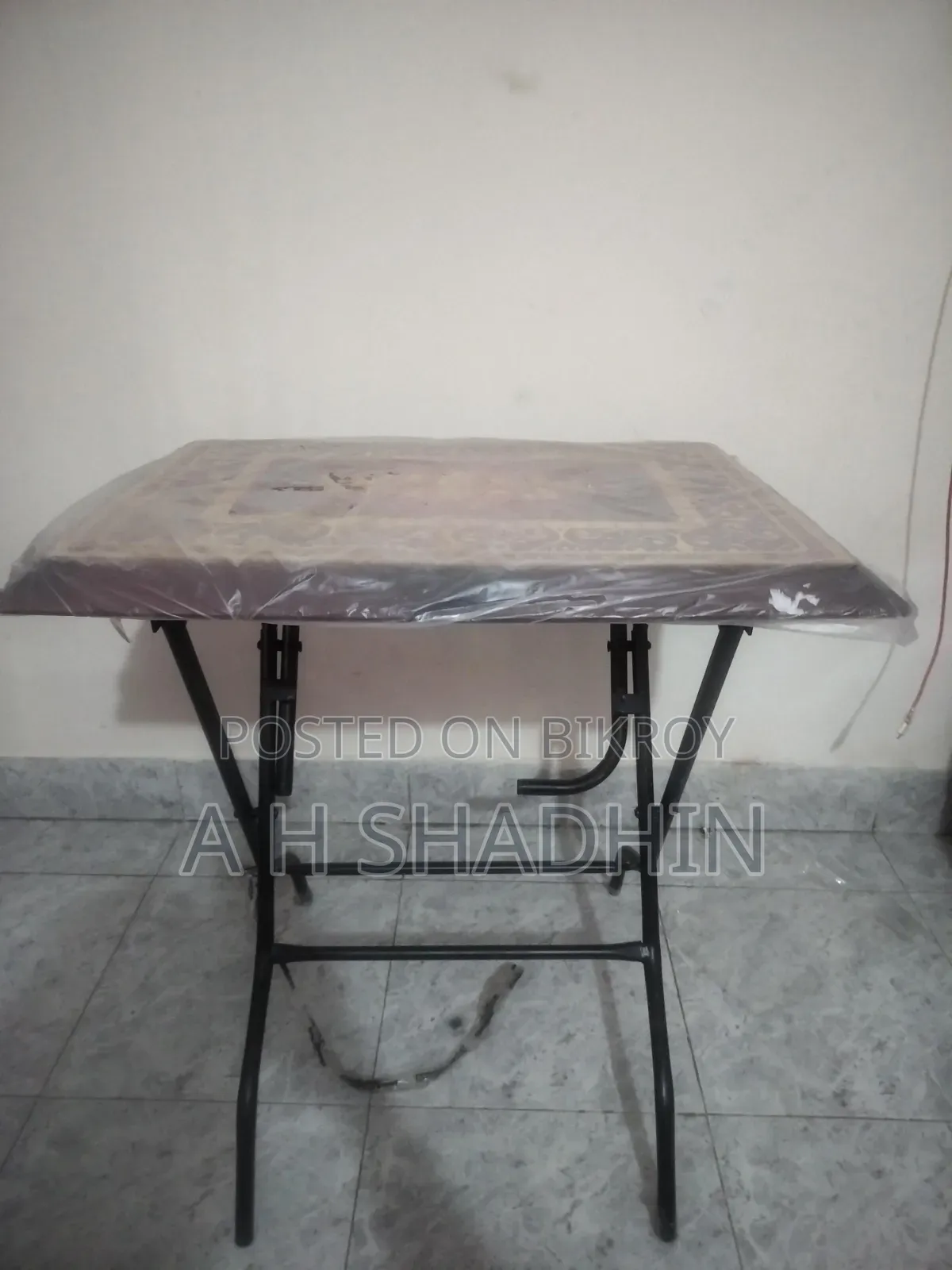 Folding Table (Reading / Restaurant)