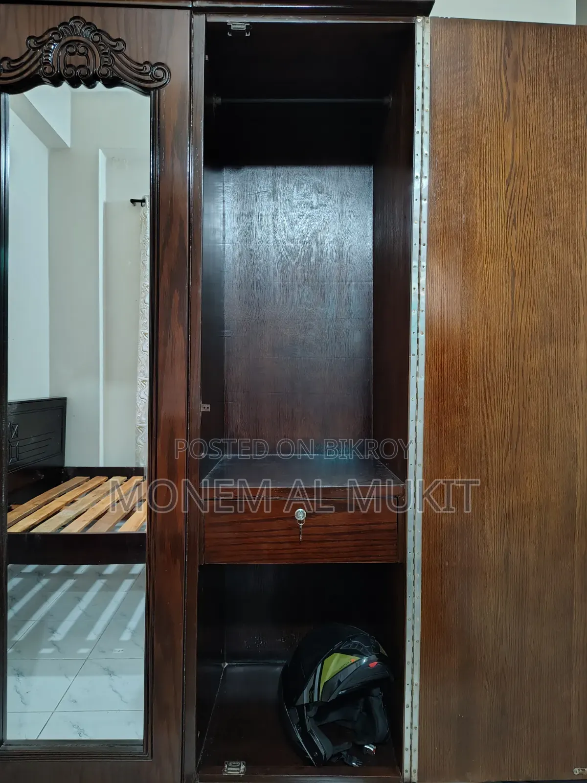 ডিজাইনার কাঠের আলমারি – জুলাই ২০২৬-এ কেনা, আয়না ও পর্যাপ্ত স্টোরেজ.