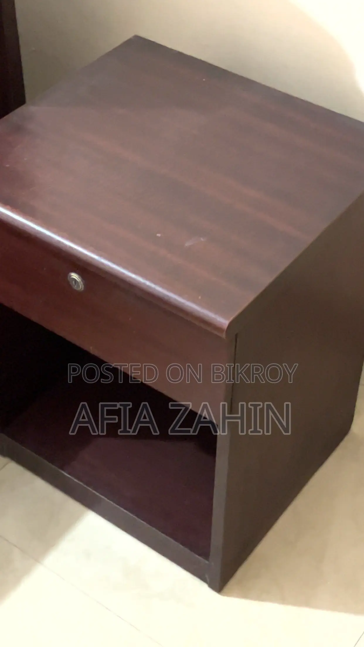 ম্যাট্রেস এবং সাইড ডেস্কসহ খাট