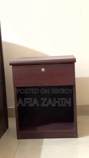 মেট্রেস এবং সাইড ডেস্ক সহ খাট
