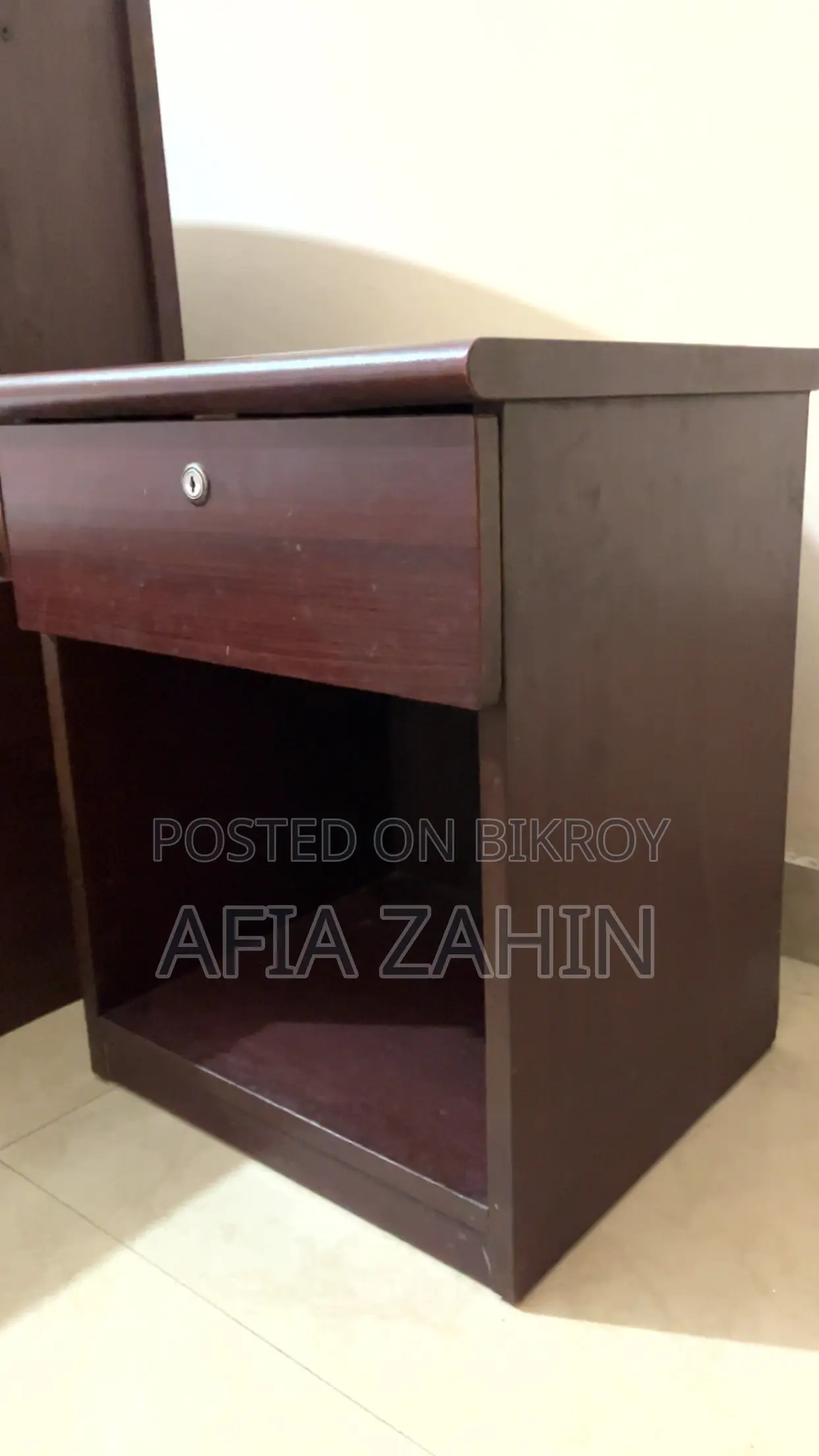 ম্যাট্রেস এবং সাইড ডেস্কসহ খাট