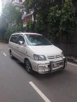 টয়োটা টাউনএস ২০০১ সাদা