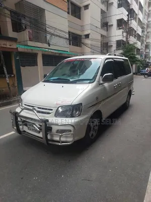 টয়োটা টাউনএস ২০০১ সাদা