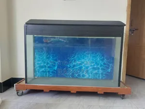 স্ট্যান্ড এবং চার চাকা সহ অ্যাকুরিয়াম।