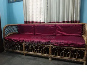 একটি সুন্দর, আরামদায়ক সোফা