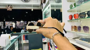 একটি সানগ্লাস, দুই রকম স্টাইল—আপনার পছন্দ কোনটি?
