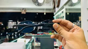 একটি সানগ্লাস, দুই রকম স্টাইল—আপনার পছন্দ কোনটি?