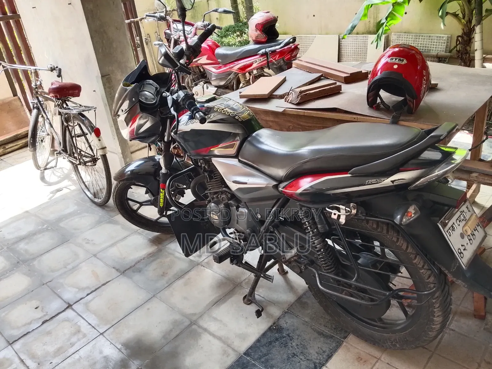 বাজাজ ডিসকভার ১২৫ ২০১৯ ব্ল্যাক