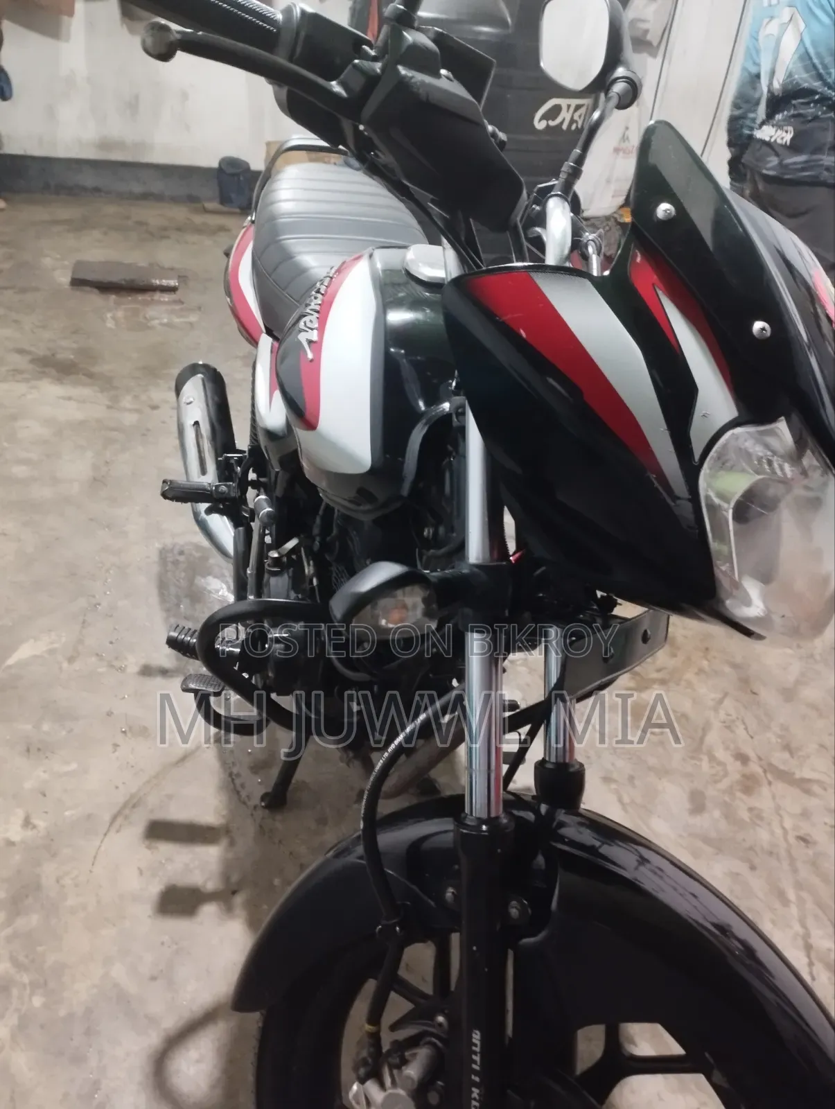 বাজাজ ডিসকভার ১২৫ ২০২১ লাল