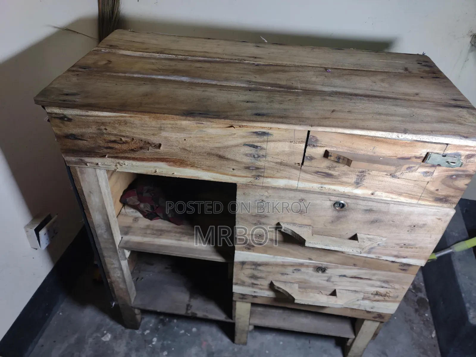 Wooden Cash Table
