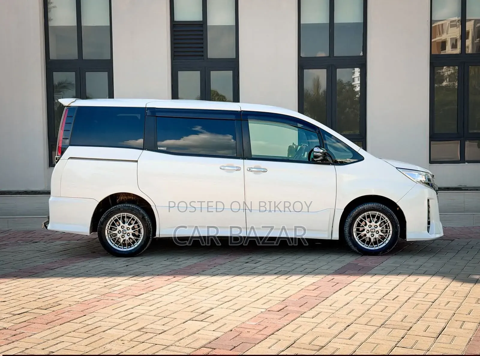 Toyota Noah 1.8 Front Wheel Drive Hybrid (7 Seater) 2021 Pearl