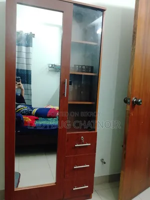 বুক শেল্ফ সহ আলমিরা