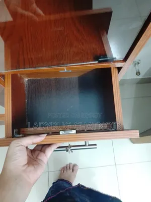 বুক শেল্ফ সহ আলমিরা
