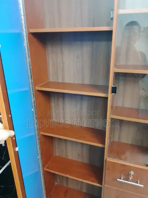 বুক শেল্ফ সহ আলমিরা