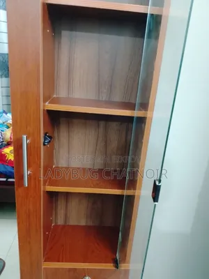 বুক শেল্ফ সহ আলমিরা
