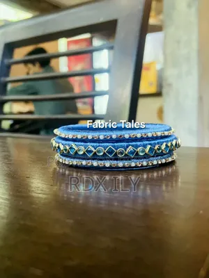 ব্লু চুড়ি