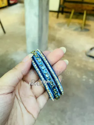 ব্লু চুড়ি