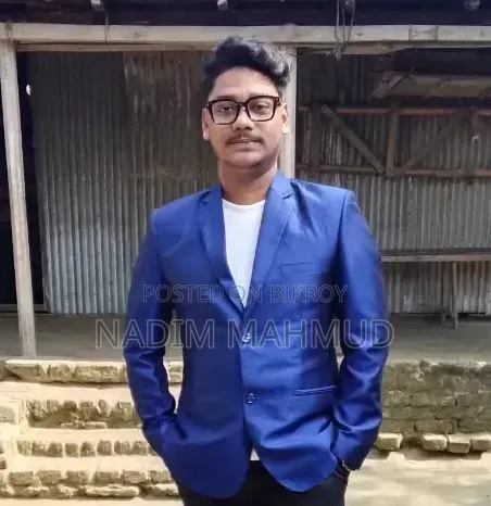 আমি এখন প্রফেশনাল গ্রাফিক্স ডিজাইনার আমার একটা চাকরি দরকার