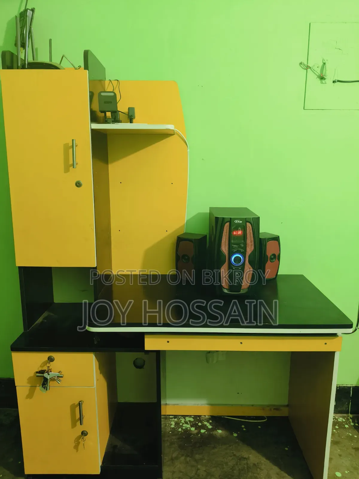 A computer table will be sold