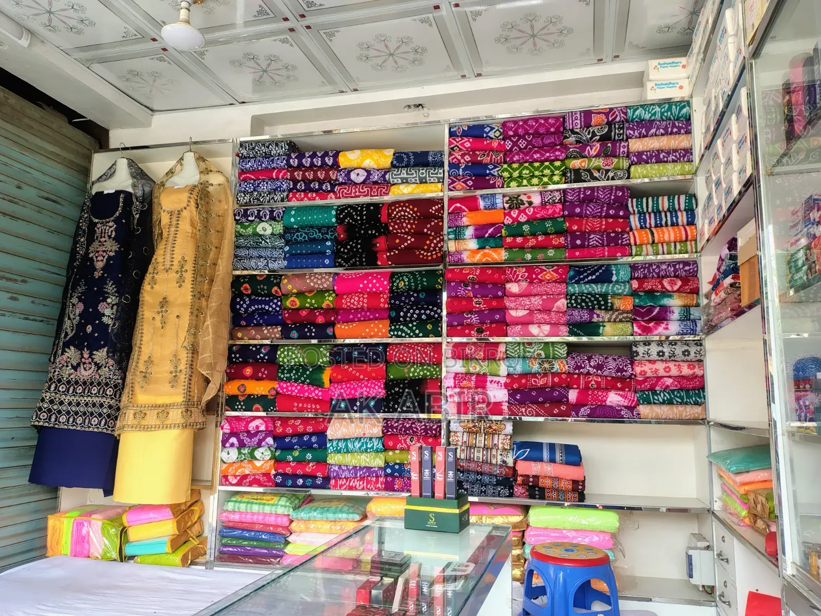 দোকানের ডেকোরেশন সহ সব মালামাল বিক্রি হবে