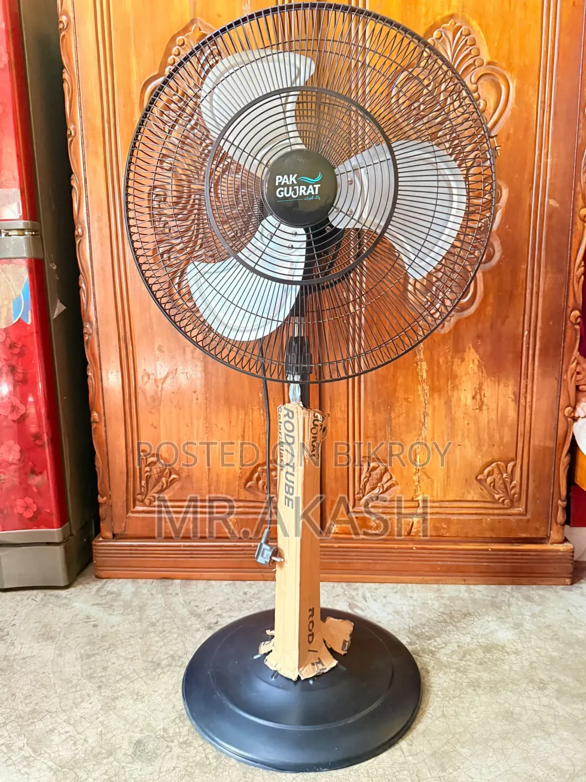 পাক গুজরাট স্ট্যান্ড ফ্যান