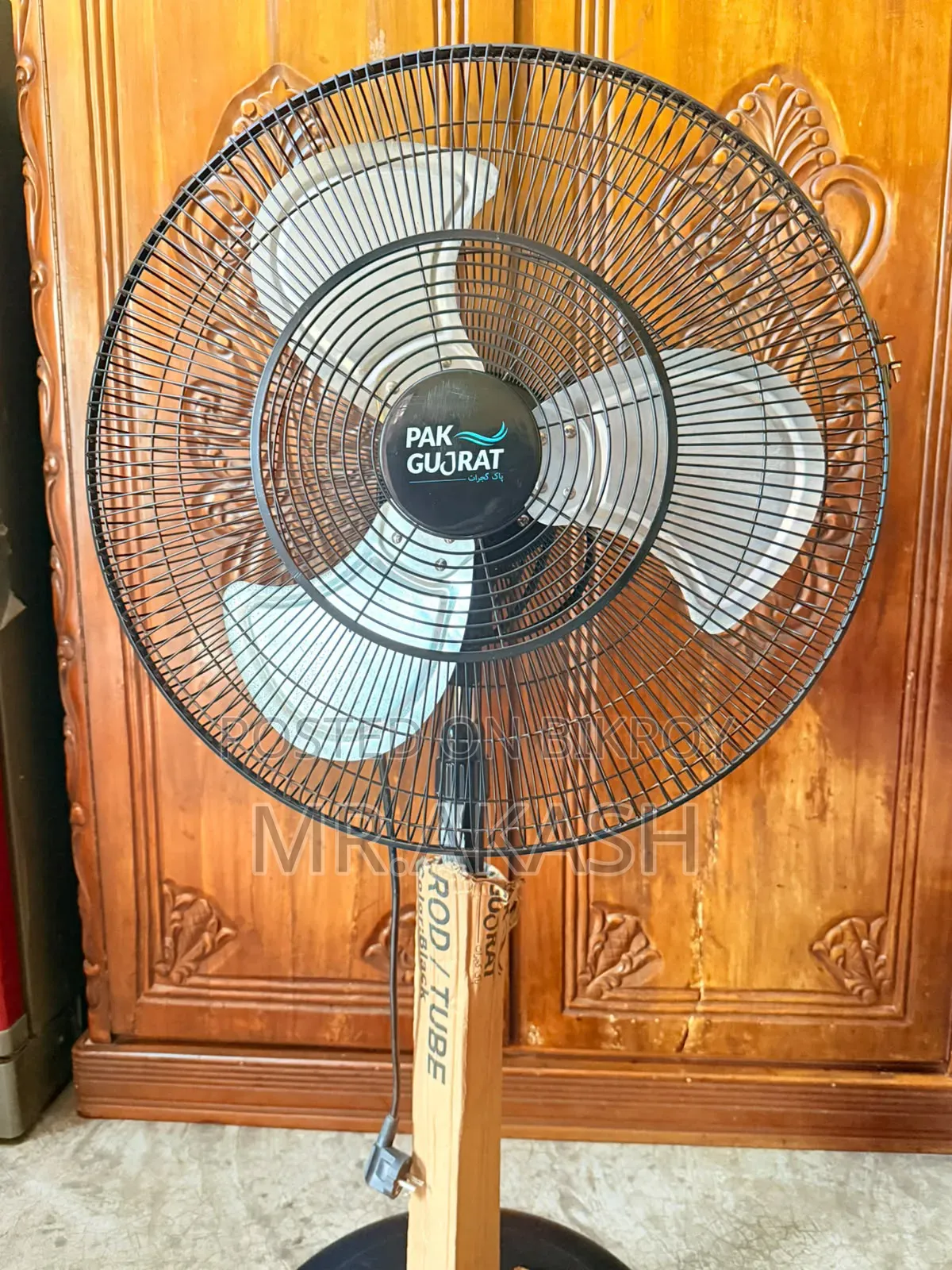 পাক গুজরাট স্ট্যান্ড ফ্যান