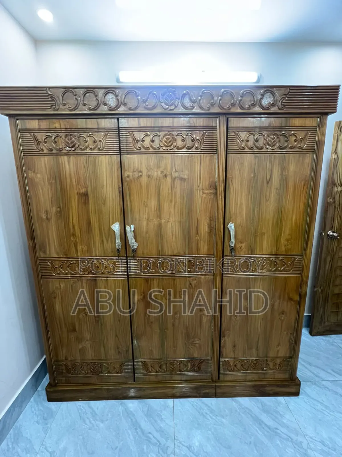 সেগুন কাঠের তিন পাল্লার আলমারি