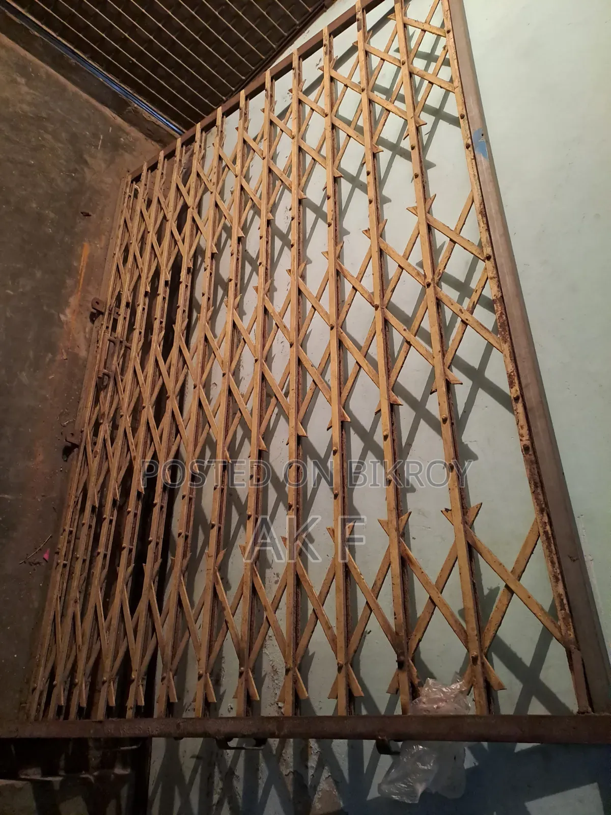 5/7 feet scissor gate will be sold