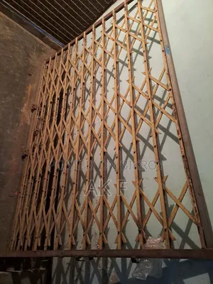 5/7 feet scissor gate will be sold