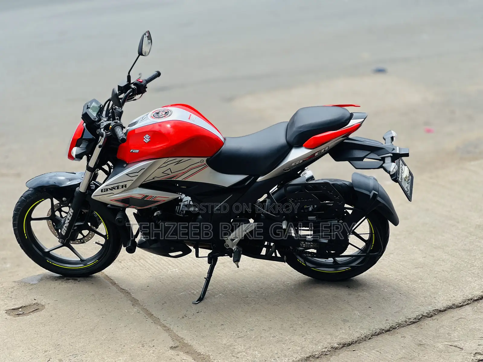 সুজুকি জিক্সার ২০২৫ কমলা
