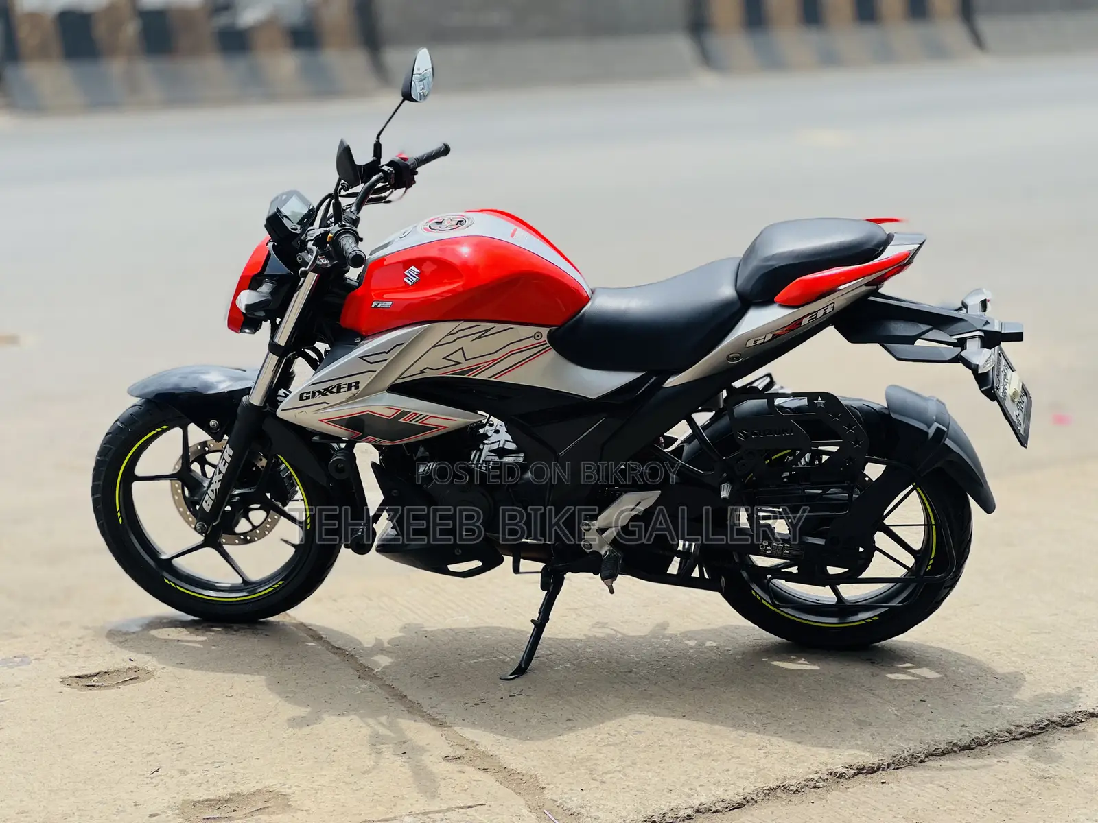 সুজুকি জিক্সার ২০২৫ কমলা